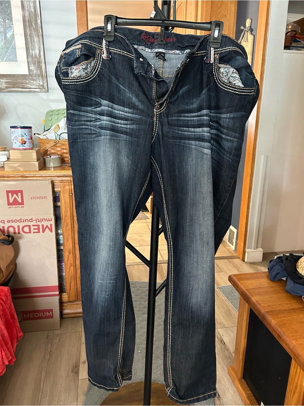 Ariya Women's Straight-Leg Jeans in Washed Dark Blue